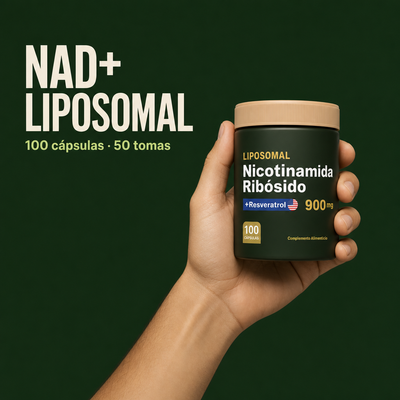 Bote de NAD+ Liposomal sostenido en la mano, 100 cápsulas, 50 tomas
